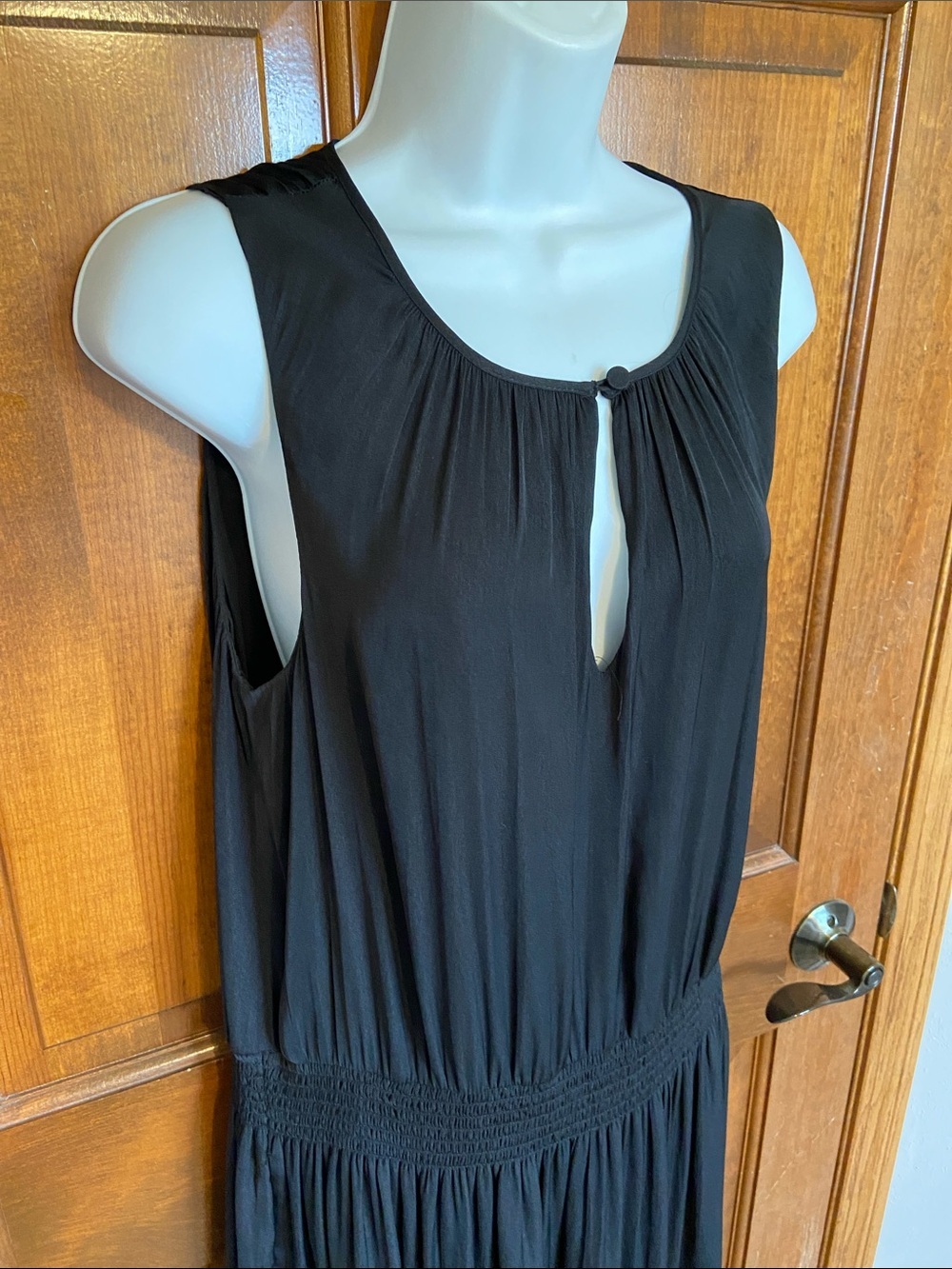 Evereve Sleeveless Black Flowy Dress Button Peep hole Size Large - Picture 5 of 12